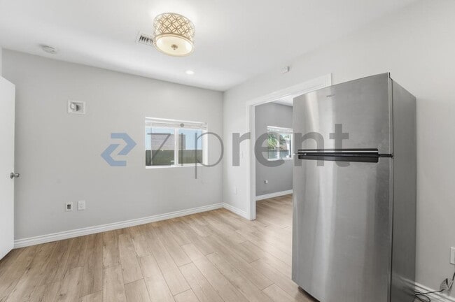 Building Photo - 1031 E Roosevelt St