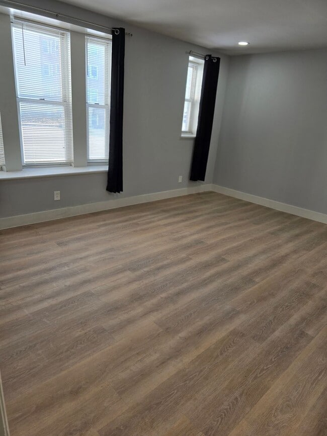 Building Photo - Renovated One Bedroom Condo Close to Fores...