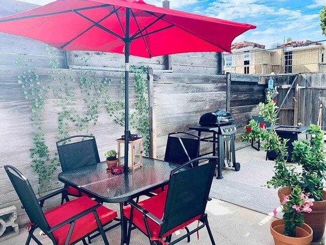 Building Photo - 925 Opal St