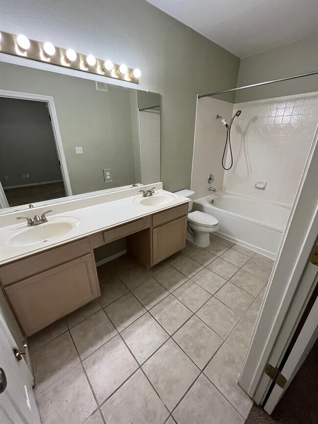 Building Photo - 2100 Pipers Field Dr