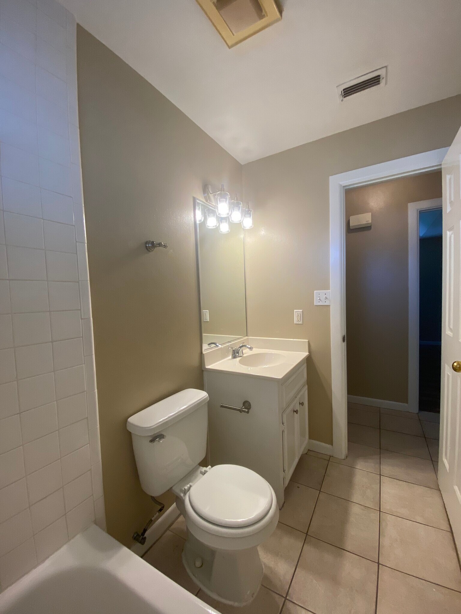 Building Photo - 1209 Swallow Ave