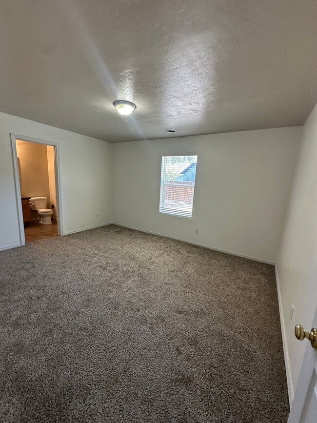 Building Photo - 3 bedroom 2 bath home in beautiful Meridia...