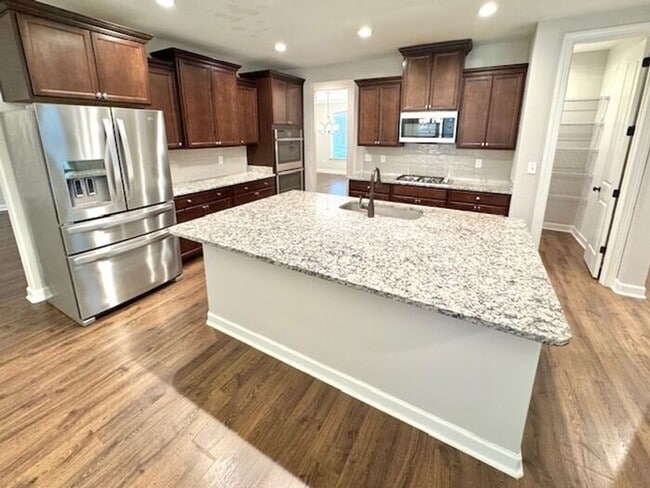 Building Photo - Coming Soon! Available mid-December. Large 5BR 4 bath Executive Home in a great neighborhood!