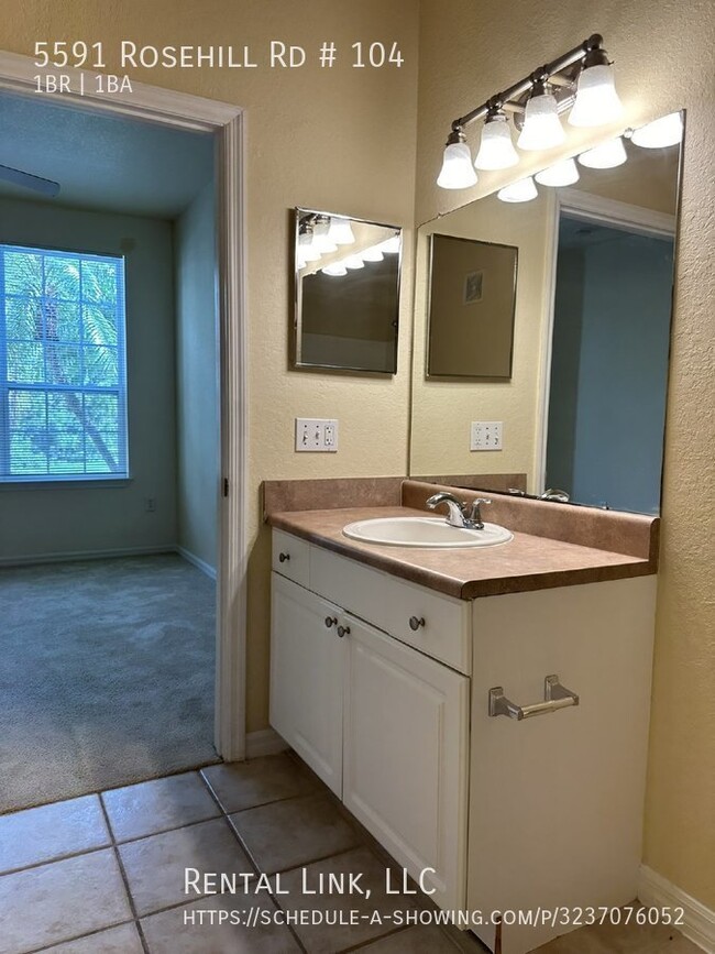 Building Photo - Resort-Style Living Just Minutes from Sies...
