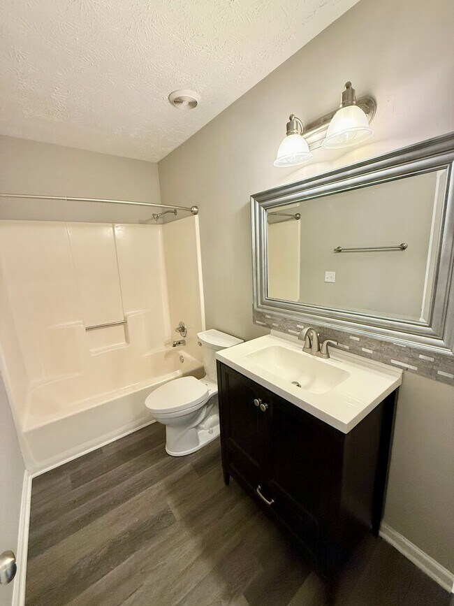 Building Photo - Awesome 2 Bed 1.5 Bath Condo in Hermitage ...