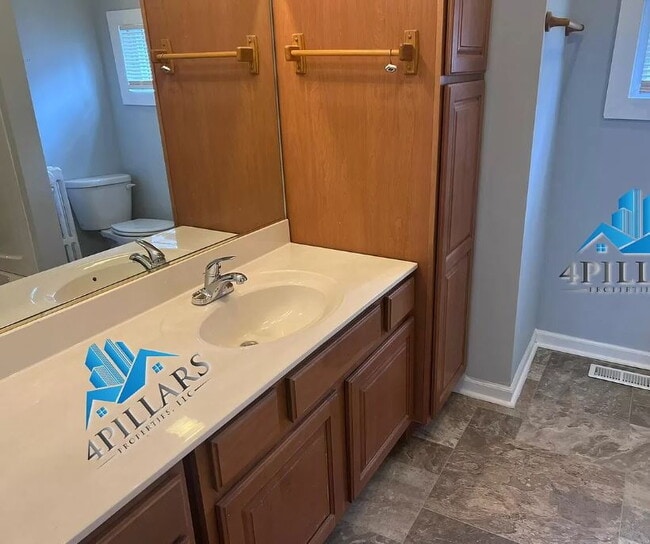 Building Photo - For Rent – 1-Bedroom Apartment in the Hear...