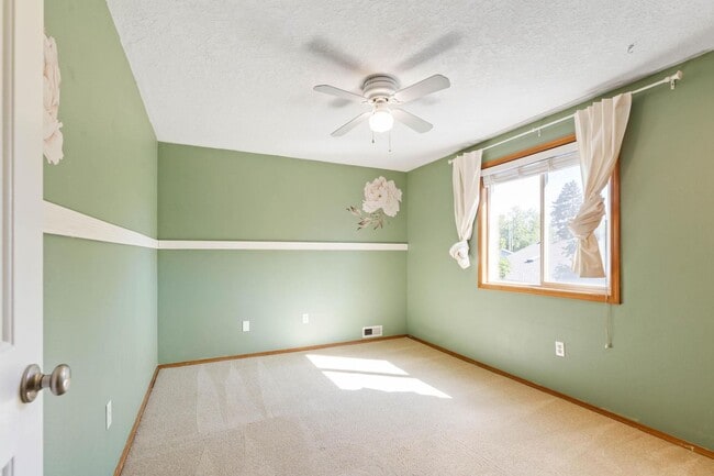 Building Photo - Comfortable 4-bdrm/2.5-bath home in Hillsb...