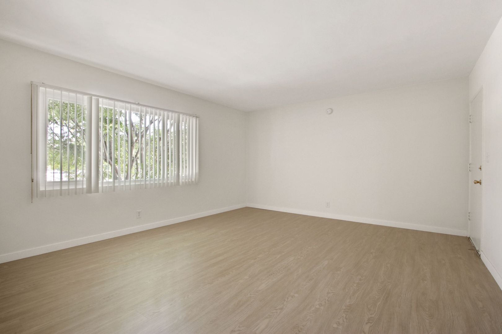 Building Photo - 10908 SM Blvd, prime Westwood, near transit