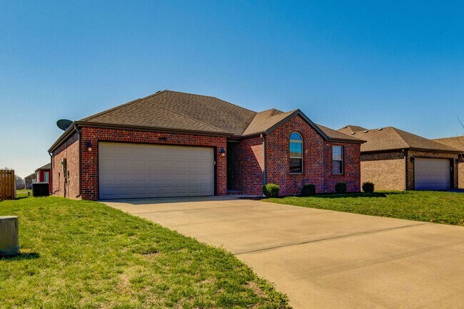 Primary Photo - Beautiful all brick 3 bed 2 bath house in ...