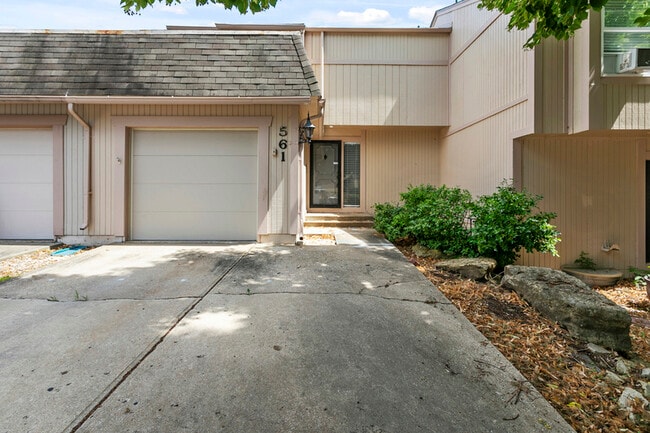 Building Photo - 561 NW Valleybrook Rd