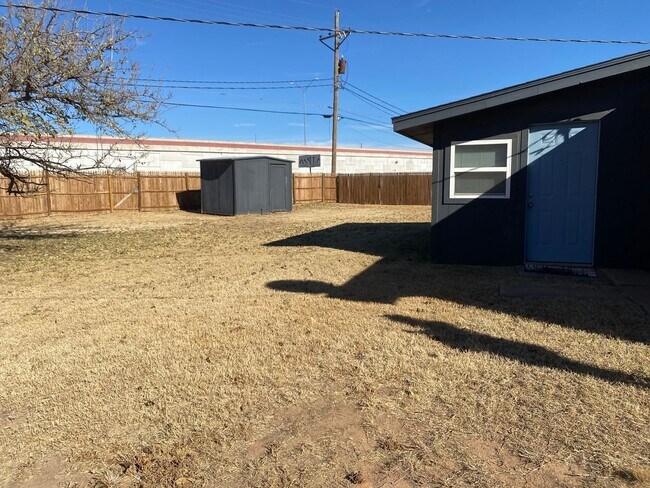 Building Photo - 3/2/1 Great Price Great Location. Available Now!