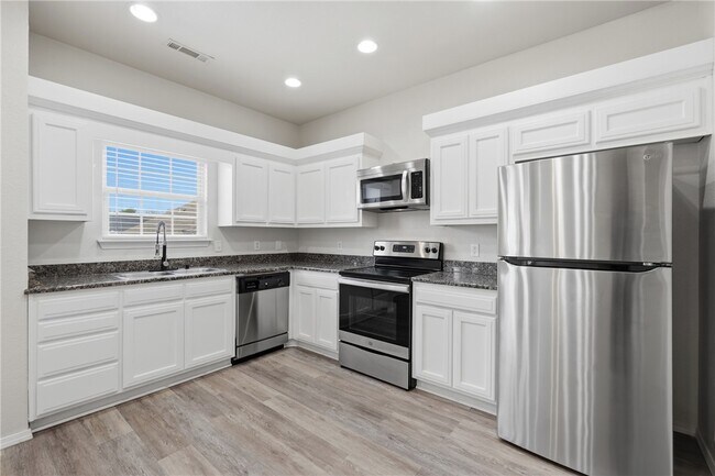 Building Photo - 3402 SW Windrift Ave