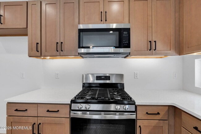 Building Photo - 211 Dewitt Ave