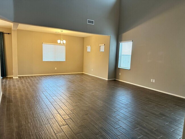 Building Photo - Beautiful Home in Saguaro Bloom!