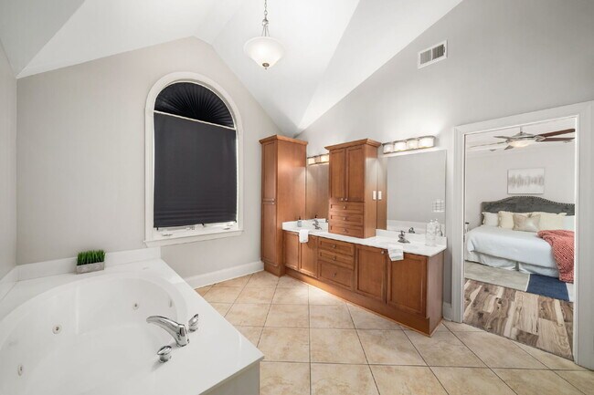 Building Photo - Move in before December 31st and get $100 OFF your rent for the first 3 months — PLUS a $250 Amaz...