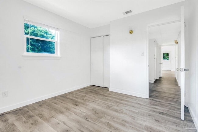 Building Photo - 22 Laurie Dr NE