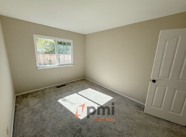 Building Photo - Well-Maintained 4-Bedroom Home in Prime Va...