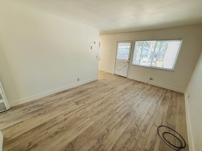Building Photo - 2 bed 1 bath unit for rent in South Lake Tahoe