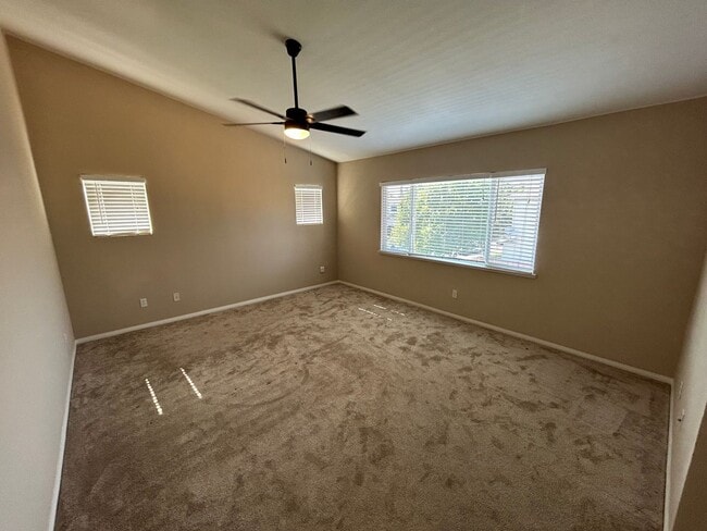 Building Photo - Beautiful Hidden Lake 3 Bed 3 Bath Home