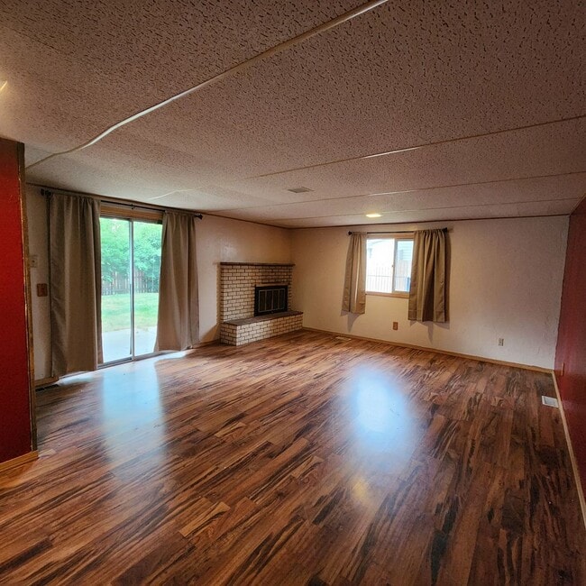Building Photo - One Level Westside Ranch 4 bd, Single Garage