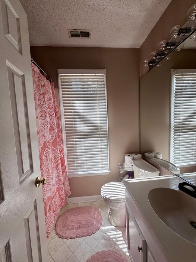 Building Photo - Charming 3-Bed, 2.5-Bath Home in Sought-Af...