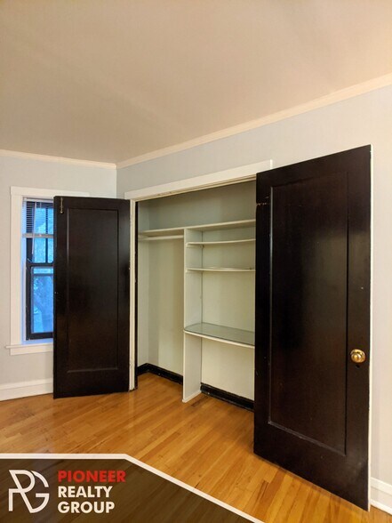 Building Photo - 2122 W Ainslie St