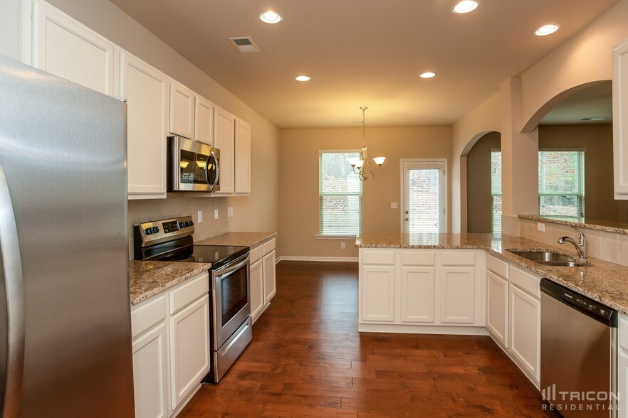 Building Photo - 216 Stillwood Dr