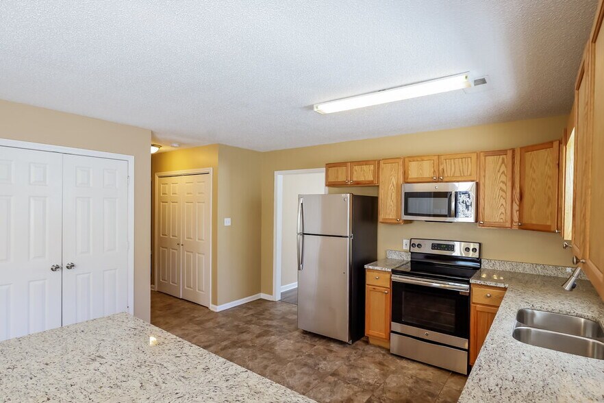 Building Photo - 104 Stonehaven Dr