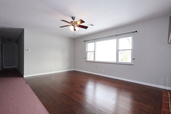 Building Photo - Beautiful 4 Bed 2 Bath w/2 Car Garage