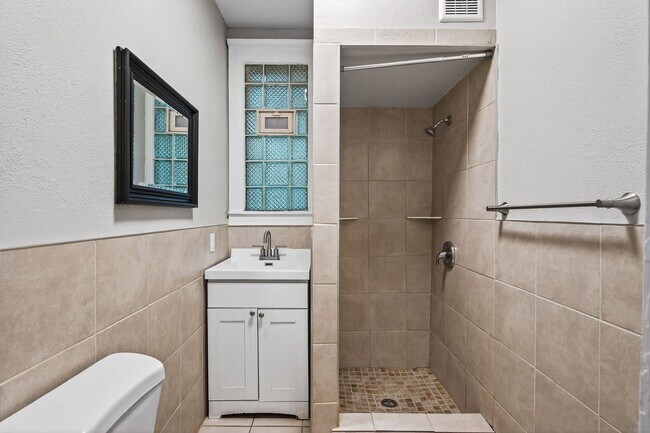 Building Photo - 812 7th St SE