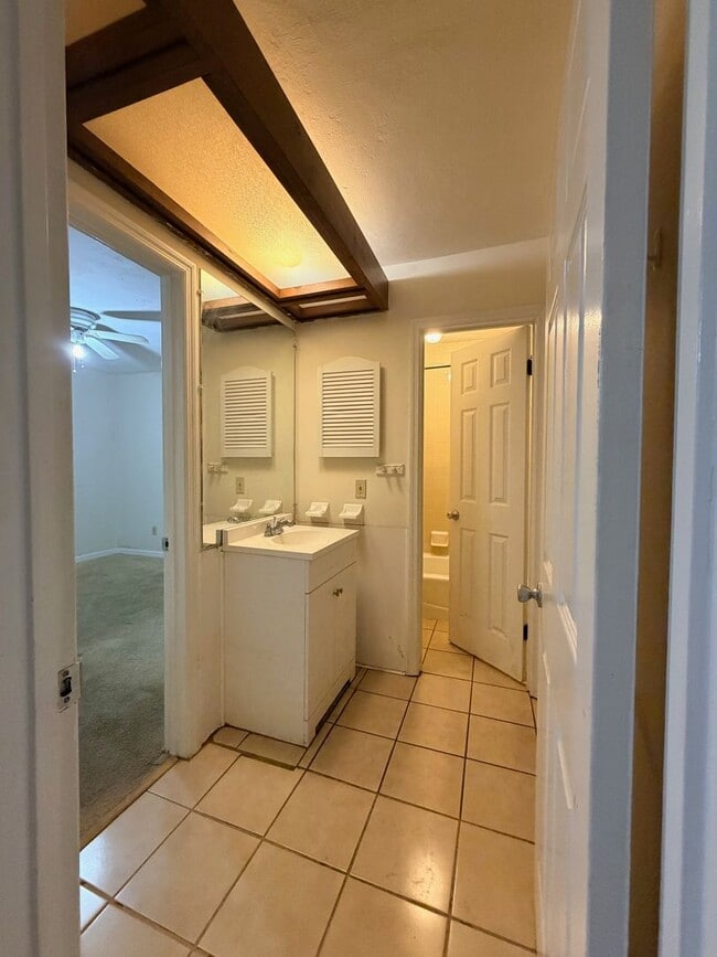 Building Photo - Pet Friendly, 2BR/2BA Condo with Reserved Parking & Pool! Close to FSU, FAMU & TSC!