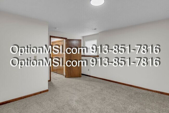 Building Photo - Spacious Townhome!