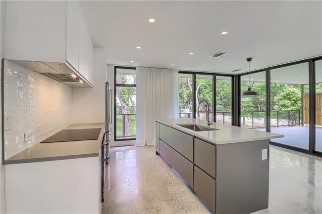 Building Photo - 9400 Shady Oaks Dr
