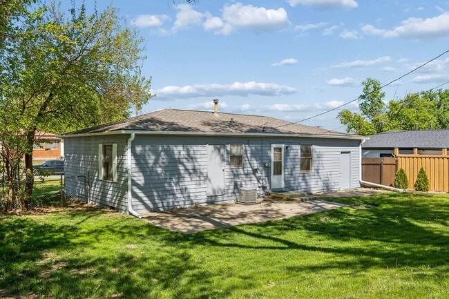 Building Photo - 7013 La Vista Dr