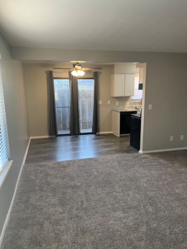 Building Photo - 615 S Mt Carmel St