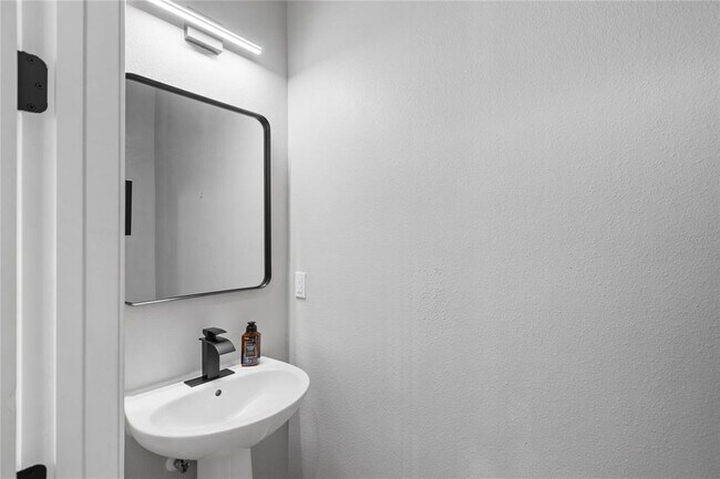 Building Photo - 5007 Sunnyside Ln