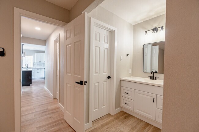 Building Photo - 2027 Lucerne Cir