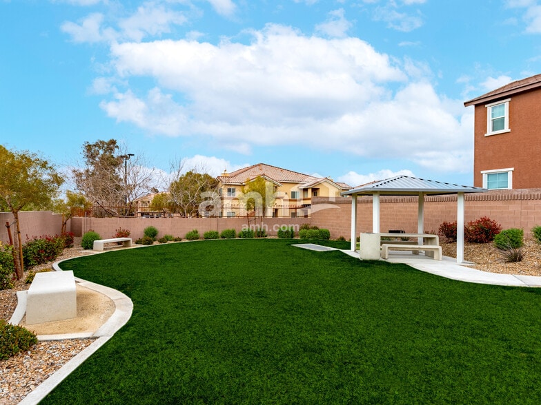 Building Photo - 10455 Marias St