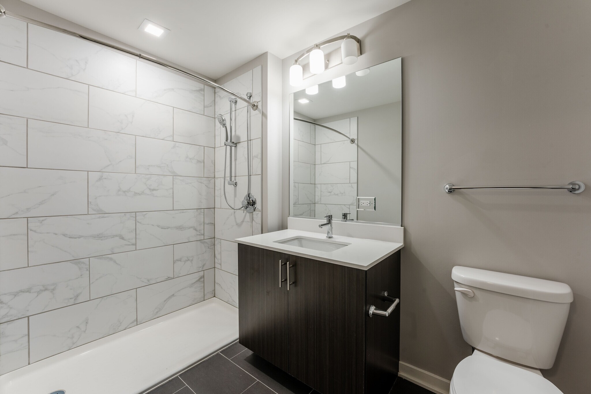 Building Photo - 301 W North Ave