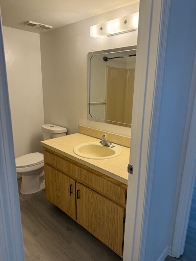 Building Photo - Large One bedroom Condo