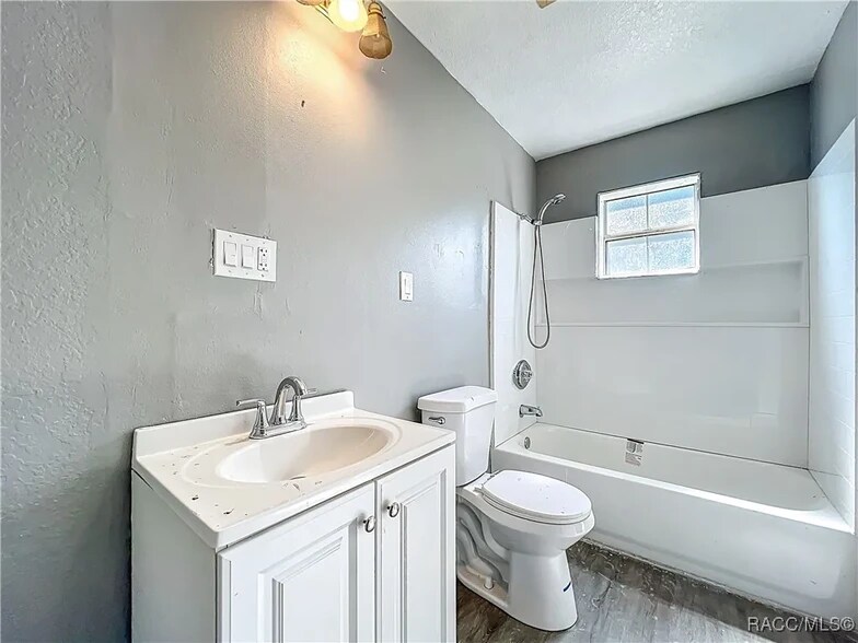Bathroom Upstairs - 13691 E Hwy 25