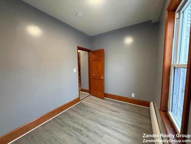 Building Photo - 2A Marshfield St