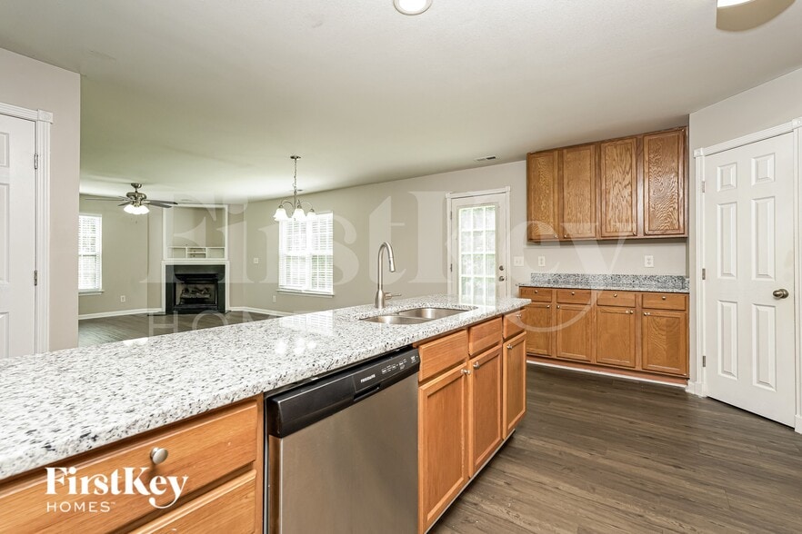 Building Photo - 612 Brassfield Dr