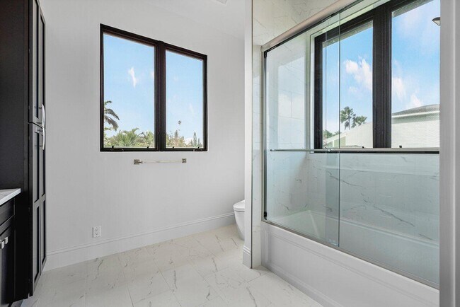 Building Photo - 1 18th Ave S