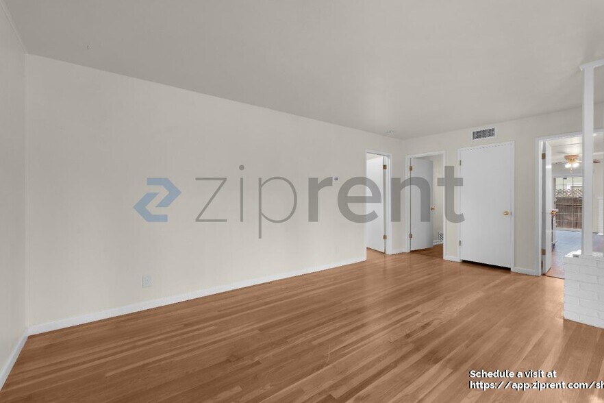 Building Photo - 9033 Fashion Dr