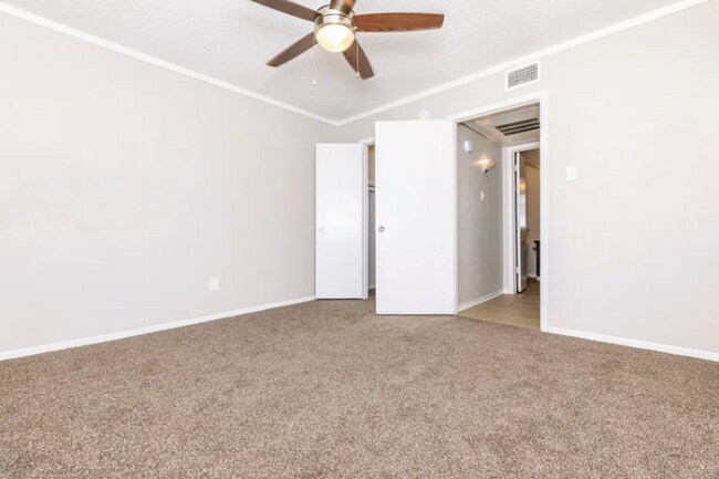Building Photo - 4645 Ocean Dr
