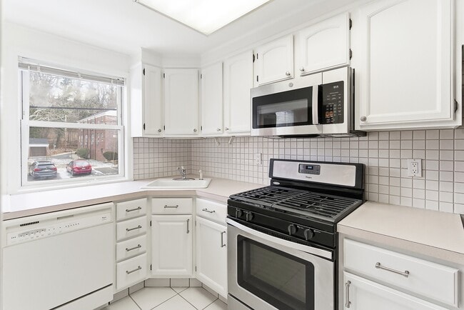 Building Photo - 83 Manor Dr