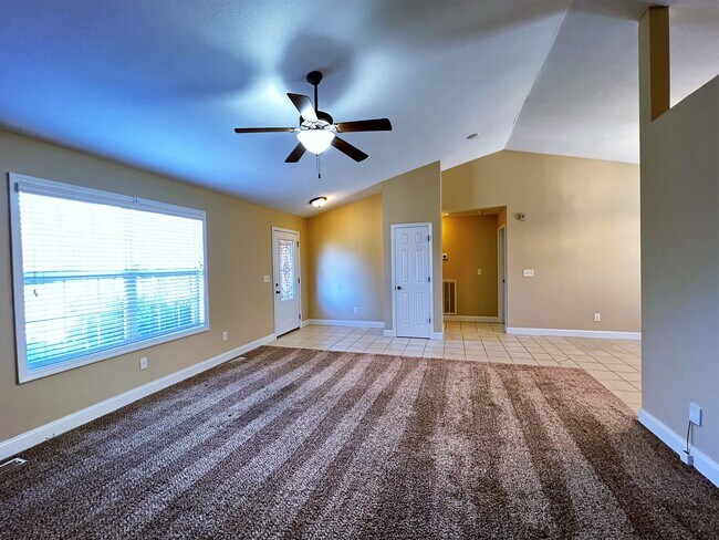 Building Photo - FOUNTAIN CITY: 3 BEDROOM, 2 BATH IN MAPLE ...