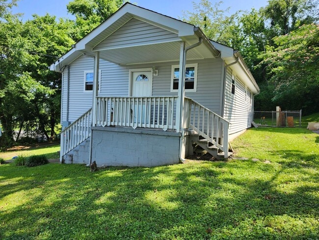 Building Photo - COMING SOON - 2 bedroom 1 bath fully updat...