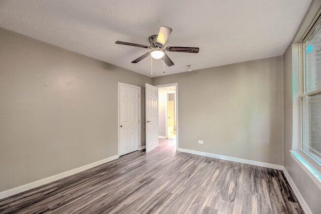 Building Photo - Knoxville 37914 - CHARMING 2 BEDROOM 1 BATH HOME WITH BONUS LOT! Contact Lisa Vineyard & Shannon ...